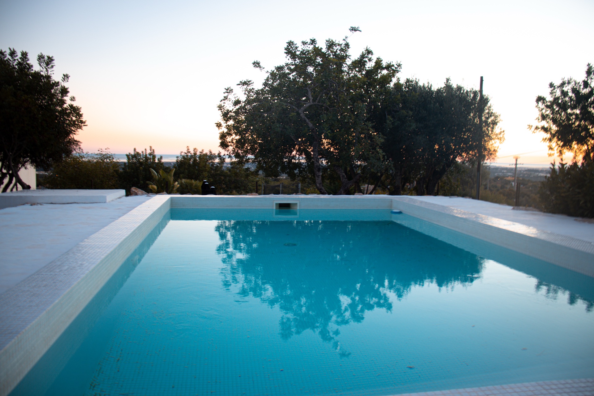 Piscina ao pôr do sol